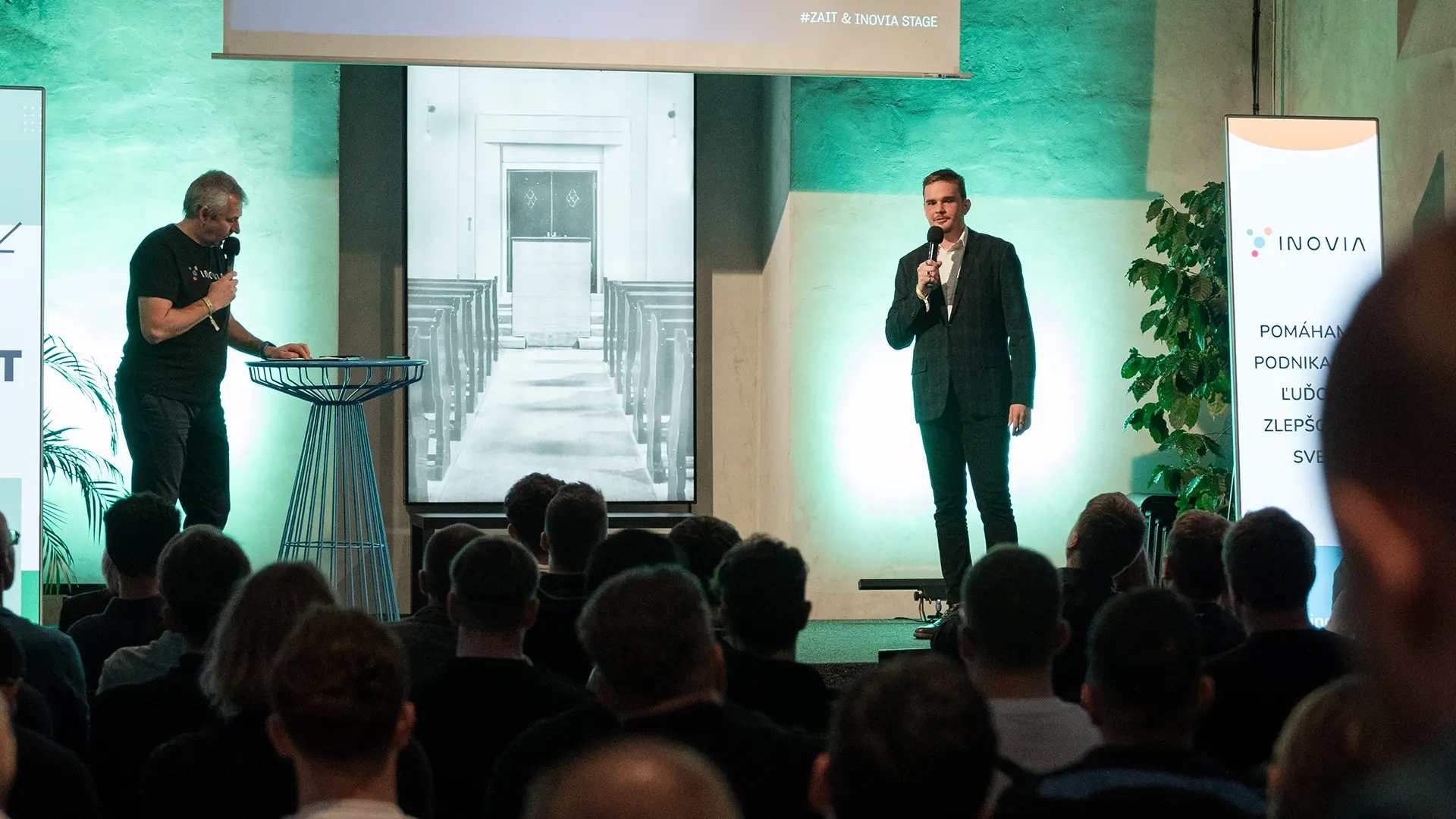 Benjamín Bekeš is presenting his startup Umevia.com at the CODECON live event.