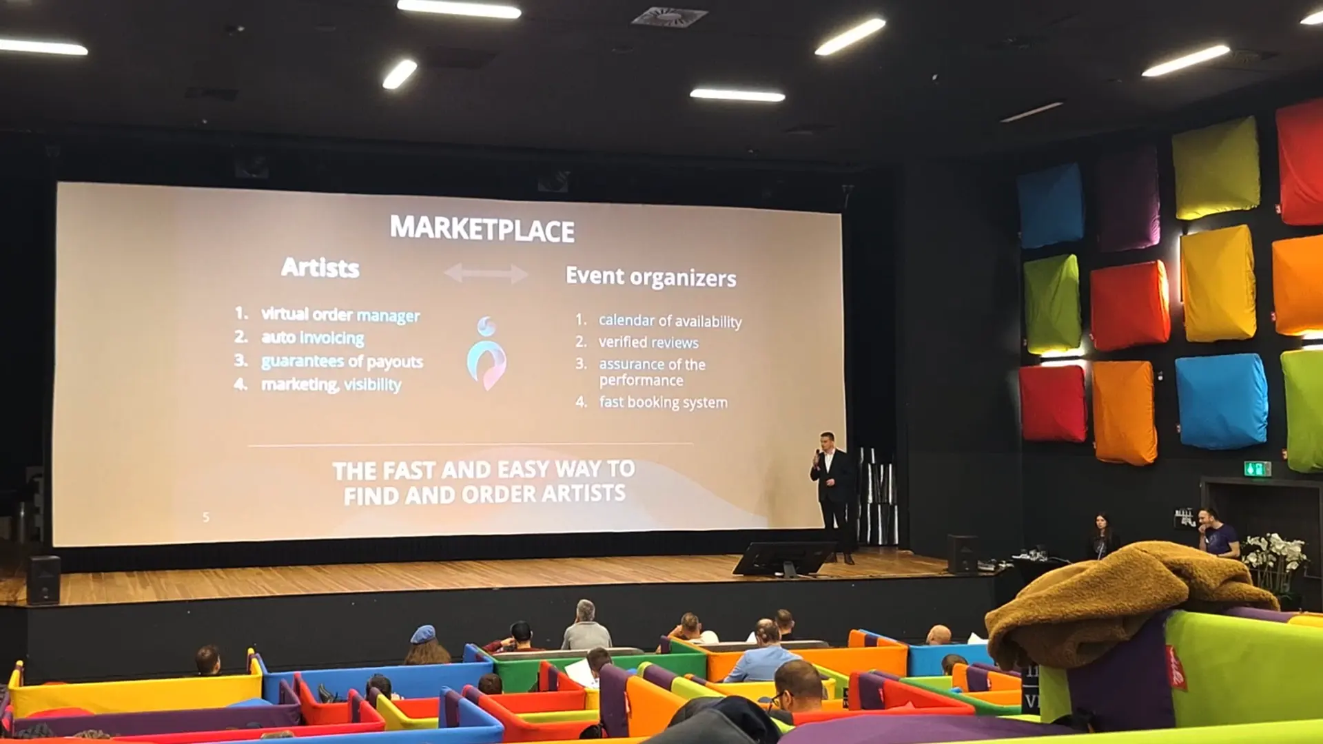 Benjamín Bekeš is presenting his startup Umevia.com at Startup Awards Slovakia.