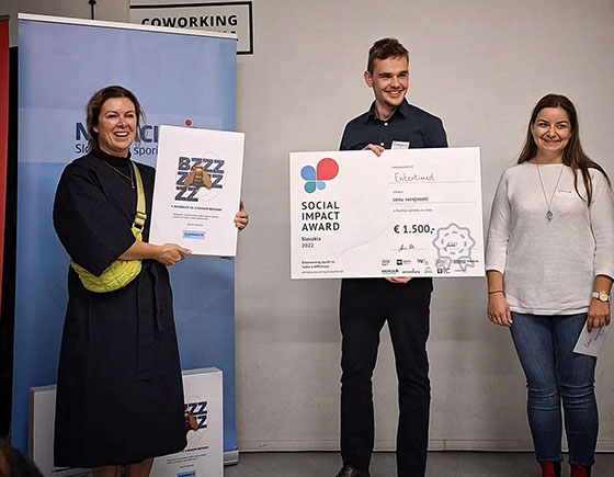 Benjamín Bekeš, with his startup Umevia, won a social impact award prize.